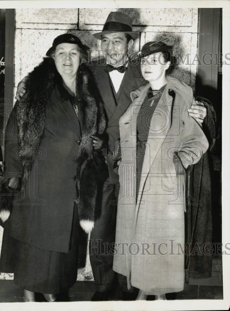 1935 Press Photo Boxer Max Baer with Mother and Wife in Chicago ...