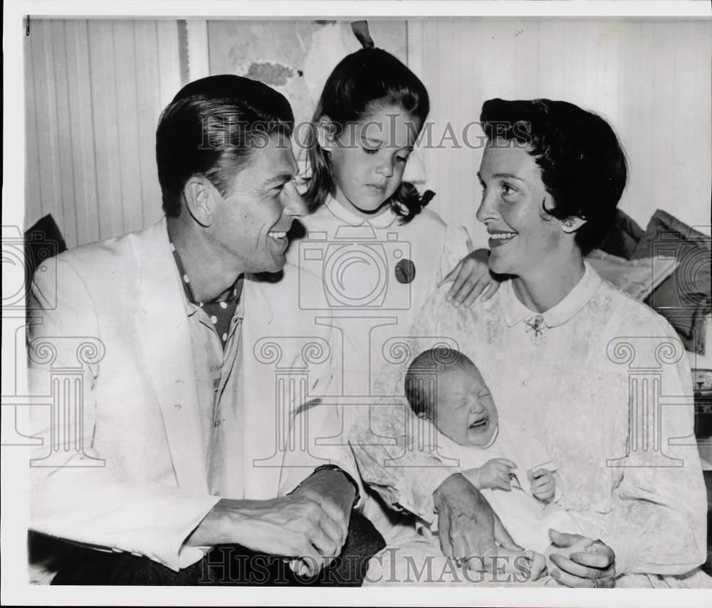 1958 Press Photo Ronald Reagan Wife Nancy With Infant Son And Daughter Patti のebay公認海外通販 セカイモン