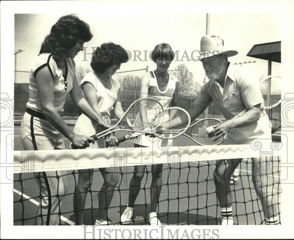 1980 Press Photo Tennis Pro Gives Lesson to Players at Southwest Tennis