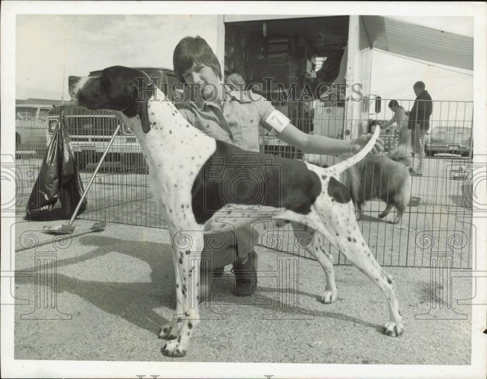 1976 Press Photo Handler posing her 