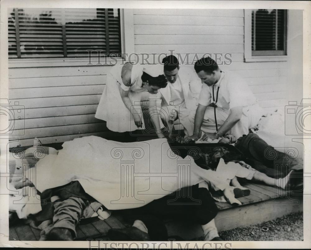 1939 Press Photo Ambulance Doctors & Nurse Look For Signs Of Life | eBay