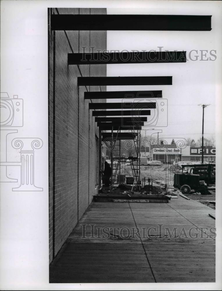 Richmond Ridge Finish Line Richmond Mall For Sale: 18 BERRINGER - Main Image