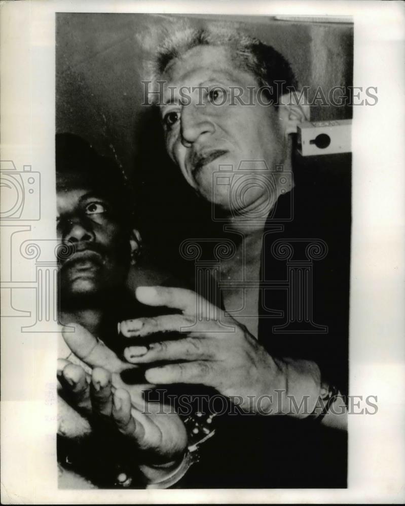 1970 Press Photo Benjamin Mendoza Attempts Pope Paul VI