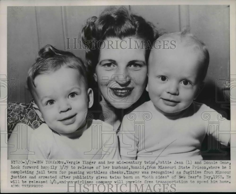 1951 Press Photo Vergie Yinger and her twins Pattie Jean and Donnie ...