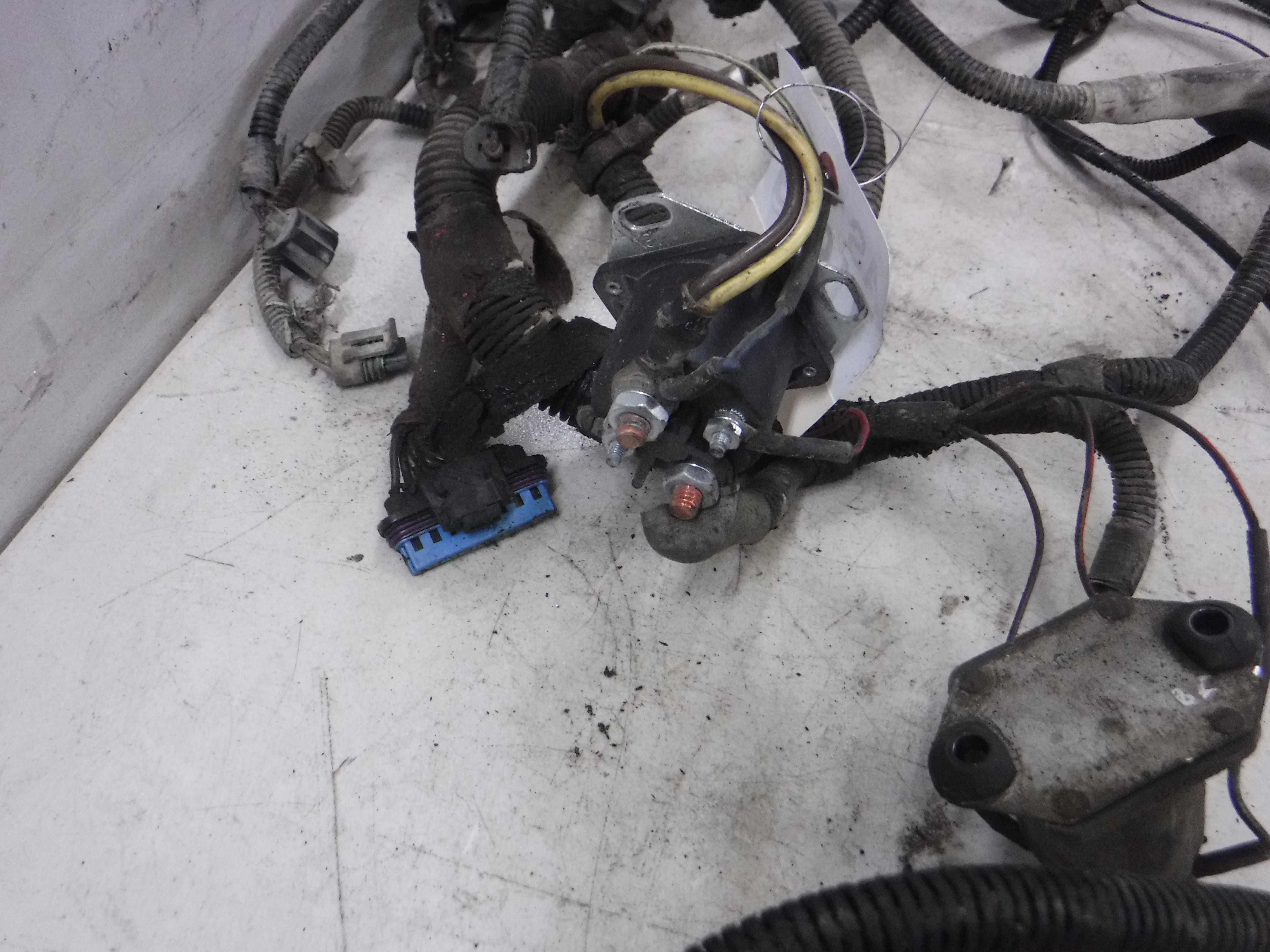 2000 - 2003 FORD 7.S DIESEL ENGINE WIRING HARNESS LAYS OVER ENGINE AND