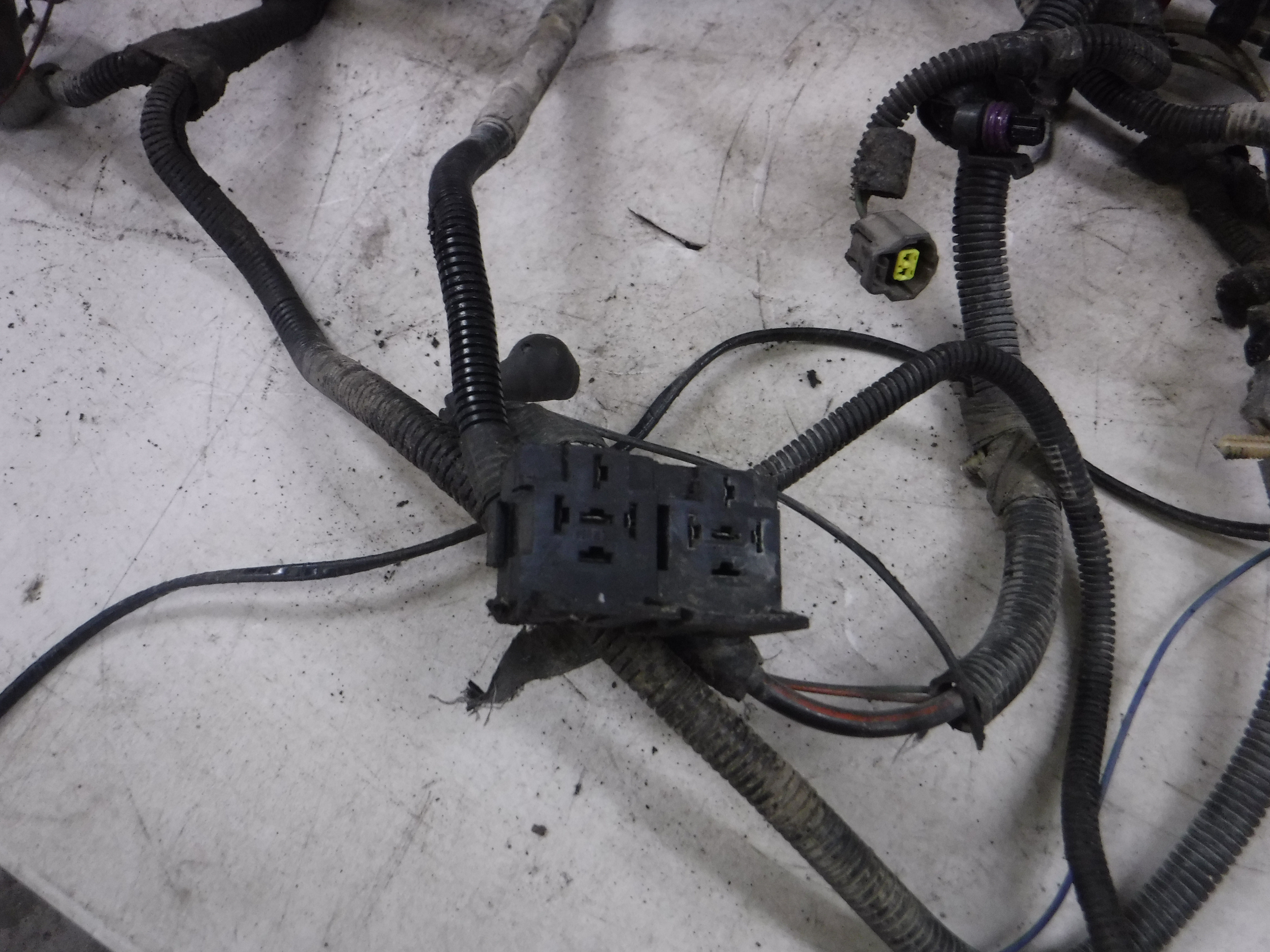 2000 - 2003 FORD 7.S DIESEL ENGINE WIRING HARNESS LAYS OVER ENGINE AND