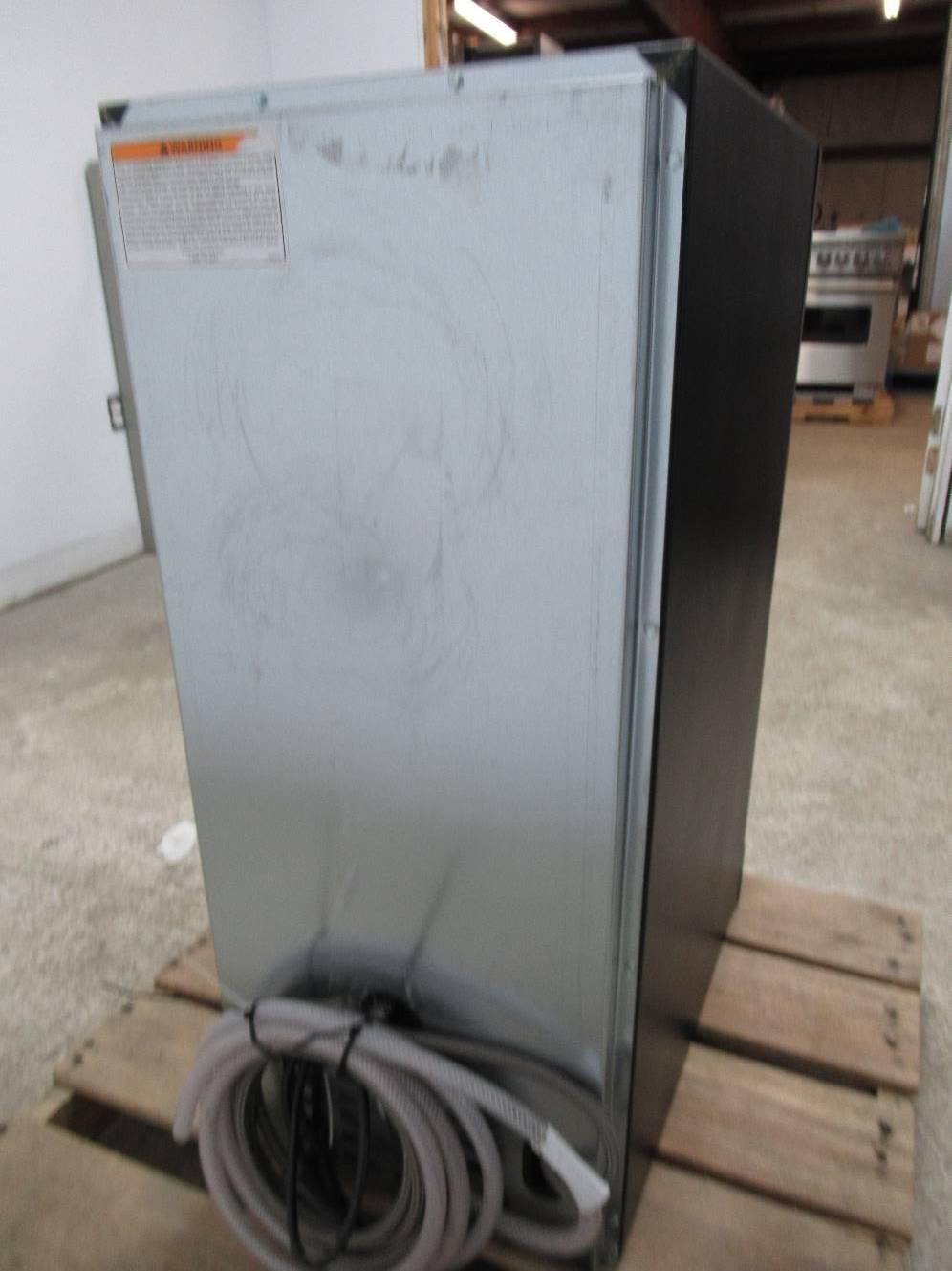 ULine 1000 Series 15" 30 Lbs. Storage Undercounter Clear Ice Maker