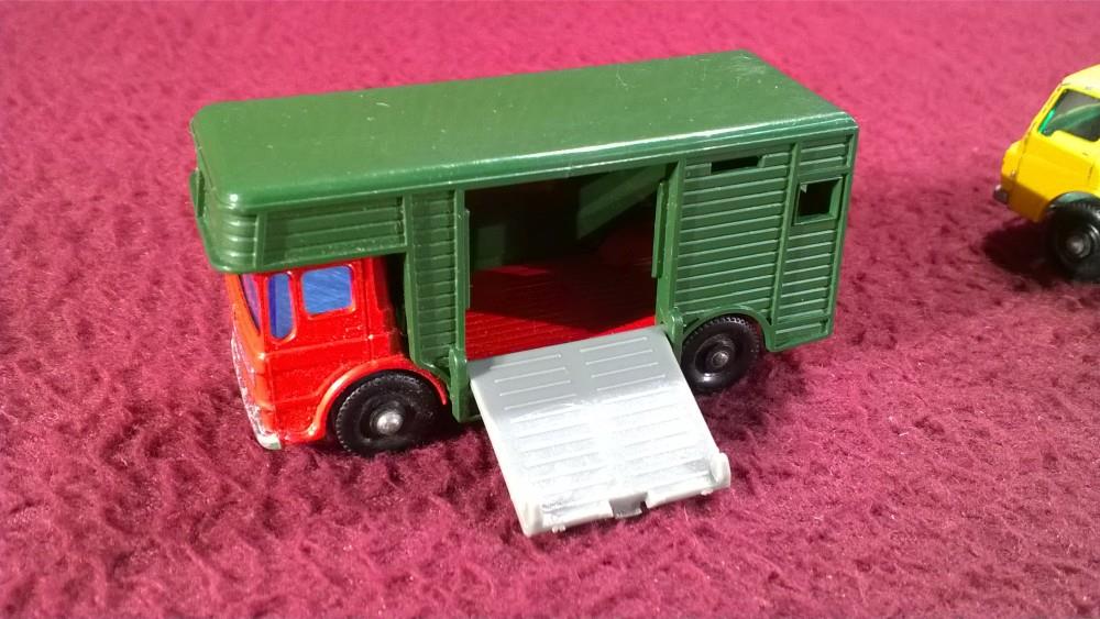 toy horse box and truck