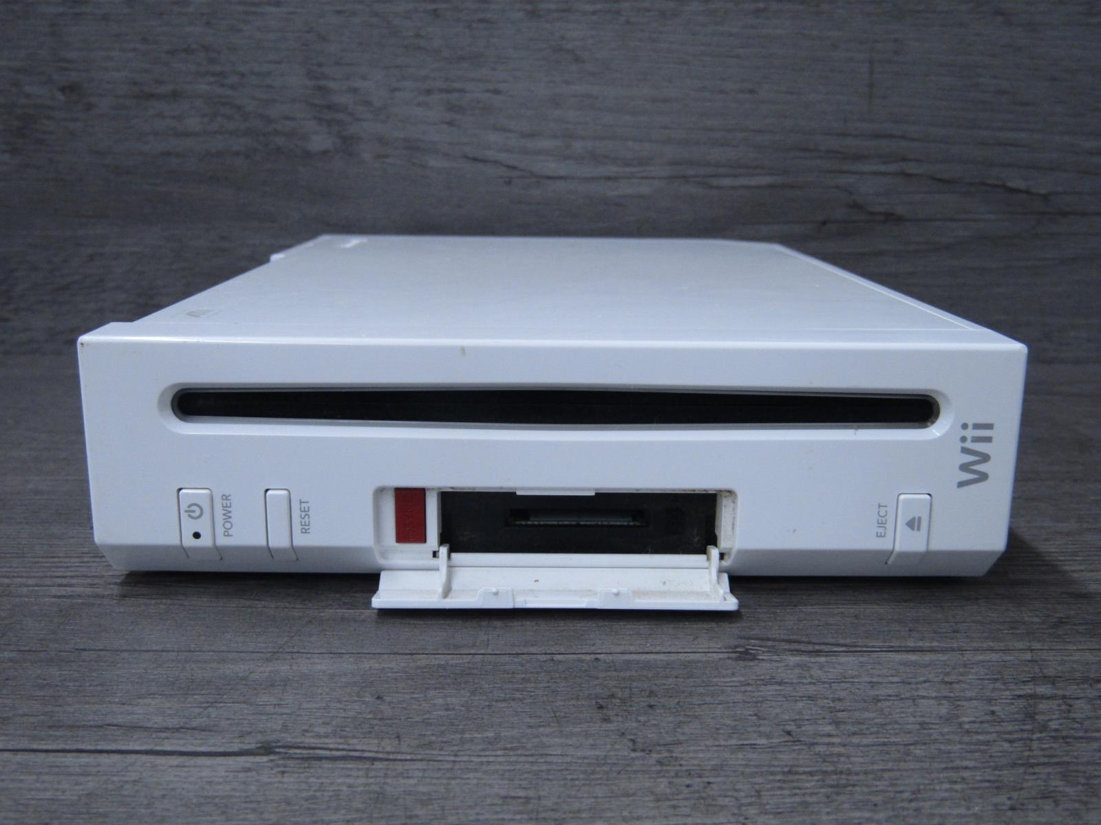 Nintendo Wii Video Game System Console Bundle White RVL001 Tested