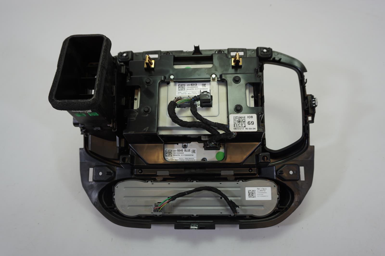 2016-2018 Chevrolet Colorado Center Dash Manual Climate 7" Screen Info