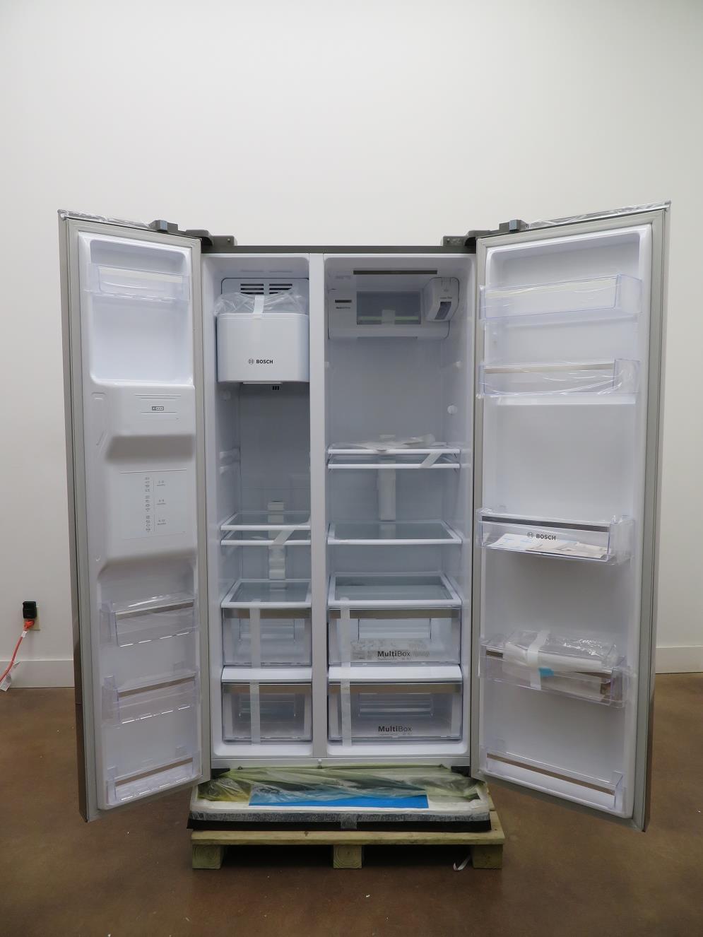 Bosch 300 Series 36" Side by Side Ice & Water Dispenser B20CS30SNS