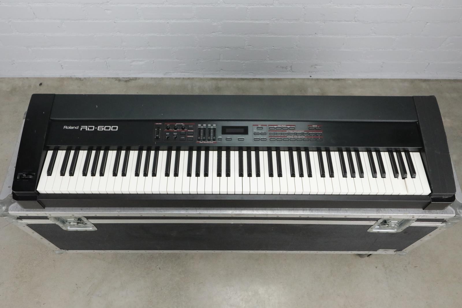 Piano Digital De Escenario Roland Rd 600 Con A S Road Case Ebay