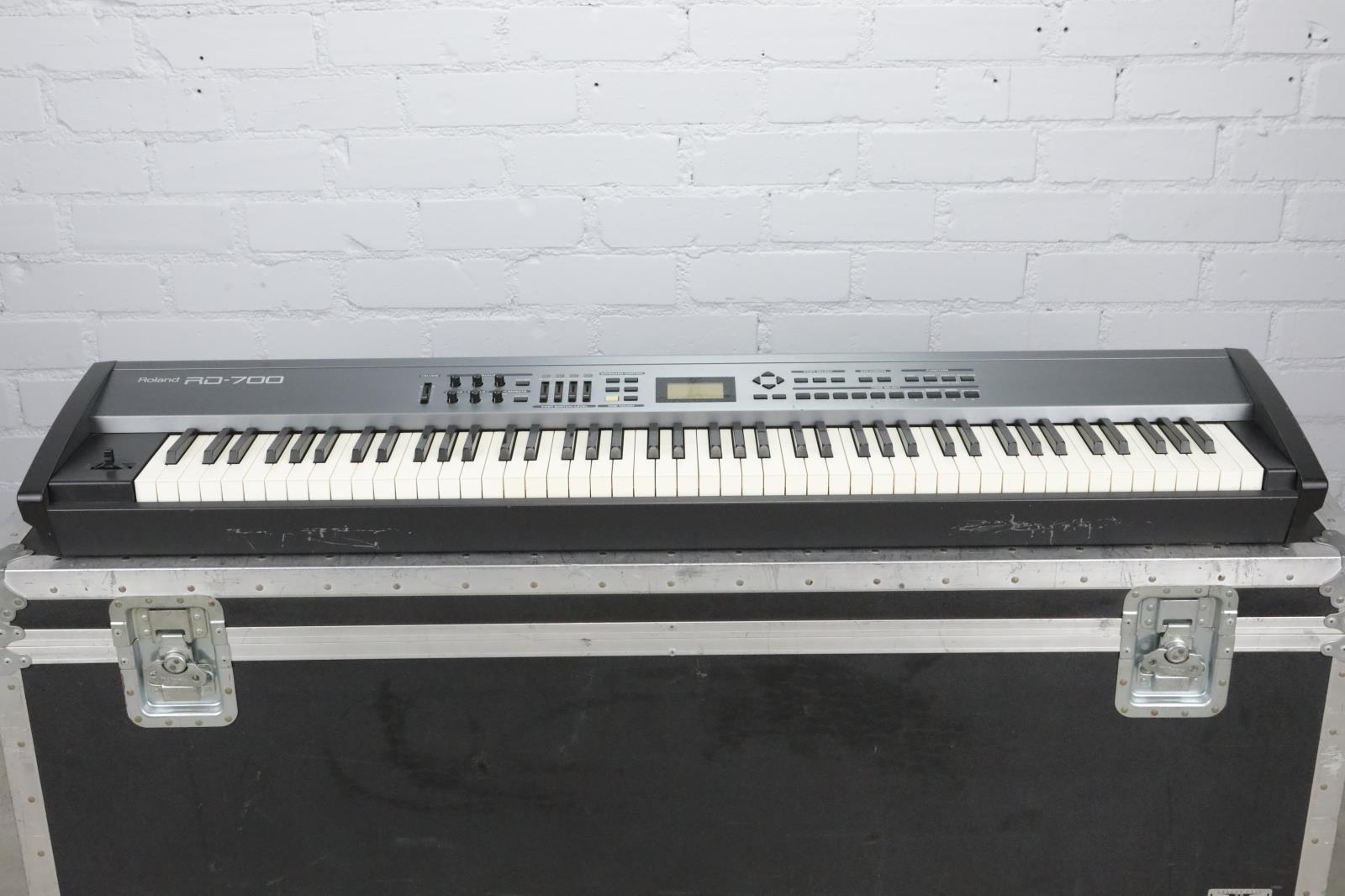 Roland Rd 700 Keyboard Stage Piano Weighted Keys W Flight Road Case Ebay