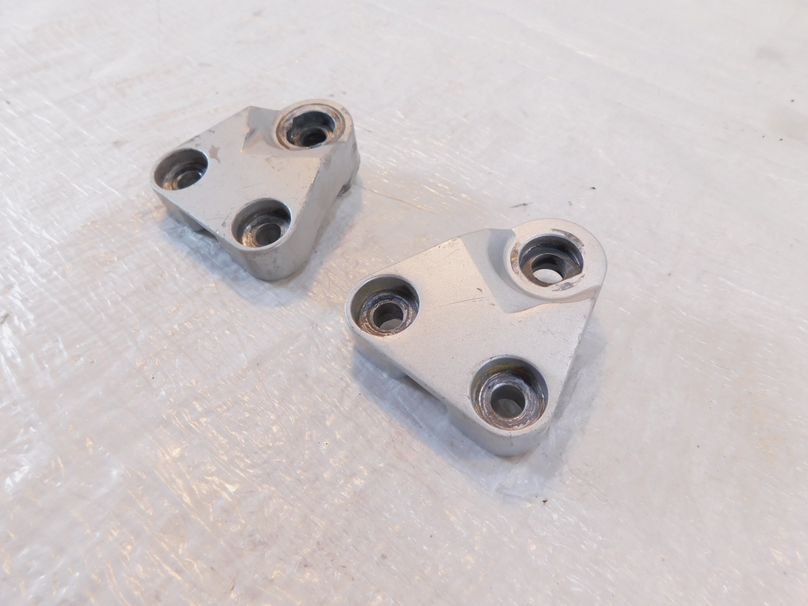 Yamaha FZR600R Front Left & Right Footrest Footpeg Foot Peg Bar