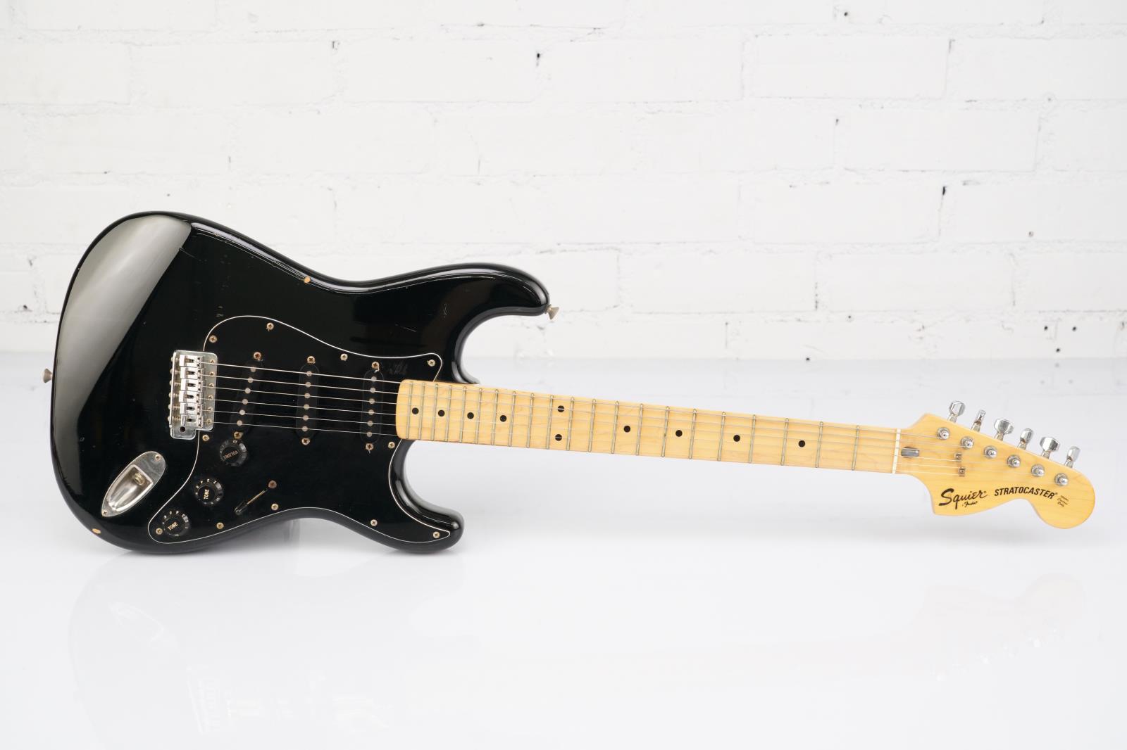 ギター Fender Stratocaster MIJ 1985 Fender Squire Stratocaster MIJ Black Electric Guitar w