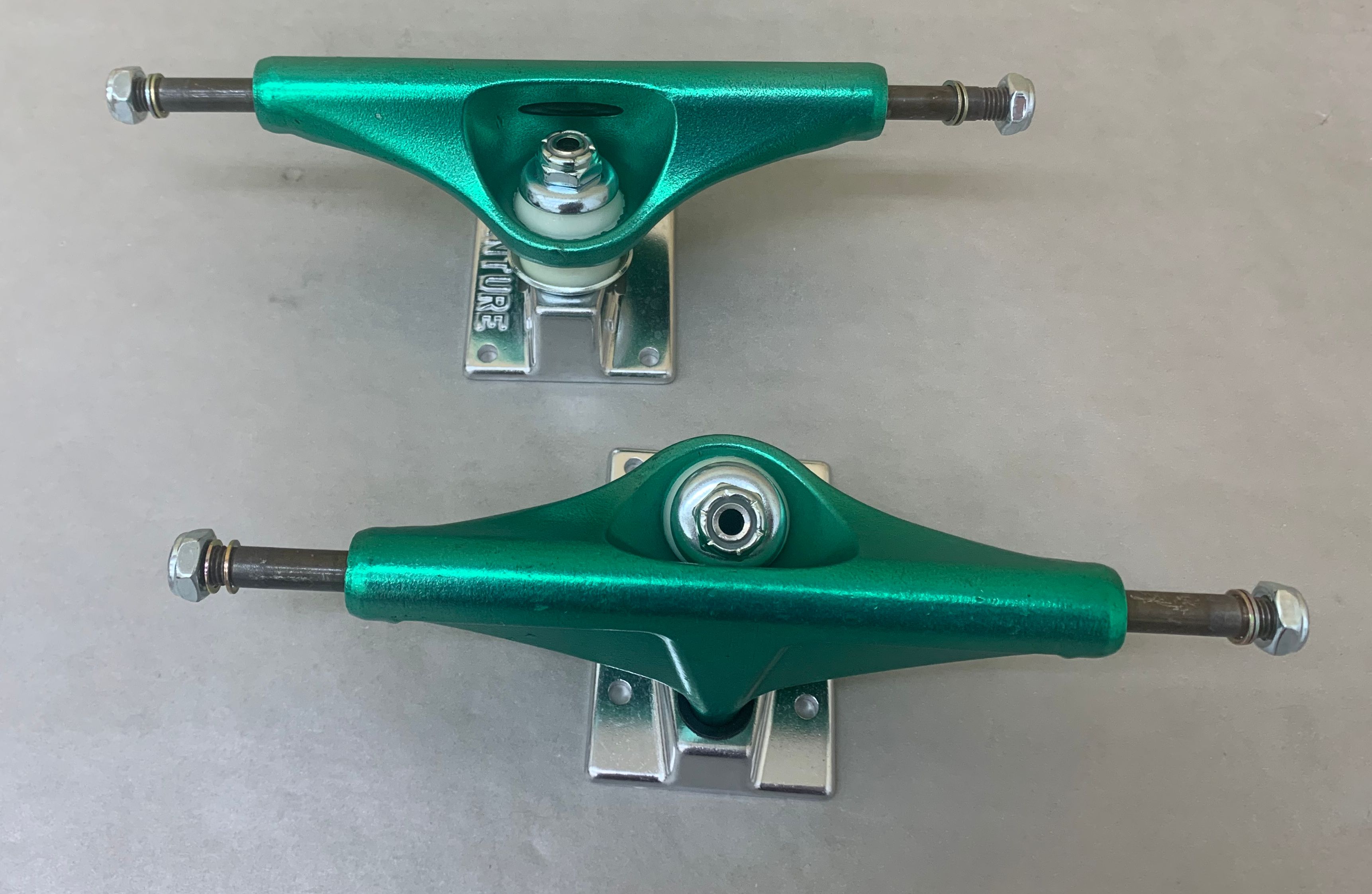 Venture Skateboard Truck VHL in Anodized Green - 5.6