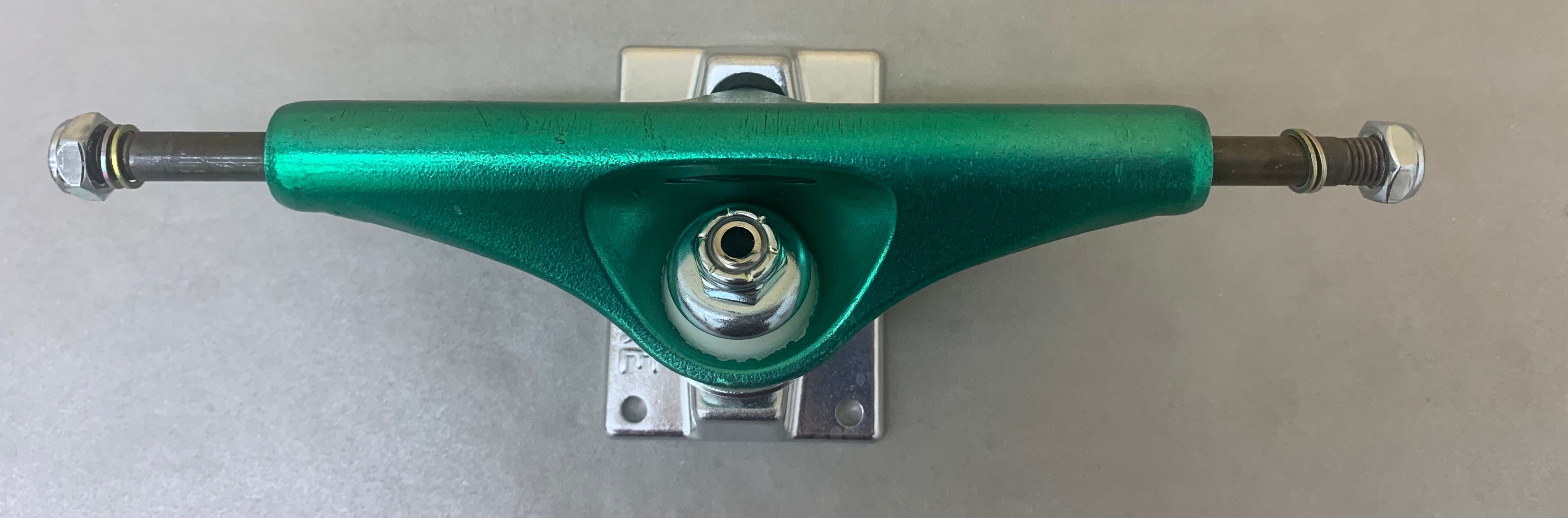 Venture Skateboard Truck VHL in Anodized Green - 5.6